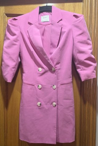 Vestido cruzado rosa con mangas farol