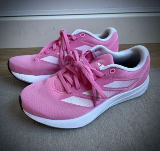Zapatillas chica Adidas.