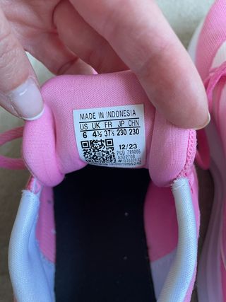 Zapatillas chica Adidas.