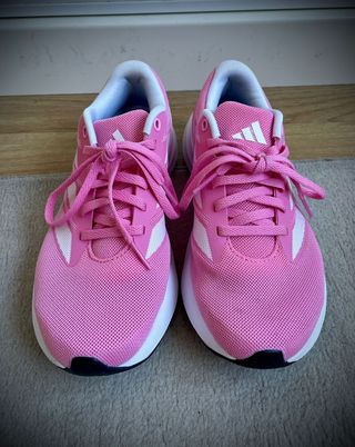 Zapatillas chica Adidas.