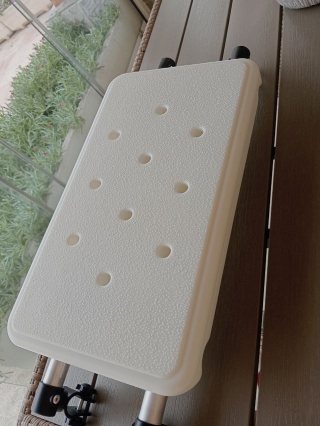 Andador alto y bajo con asiento plegable.