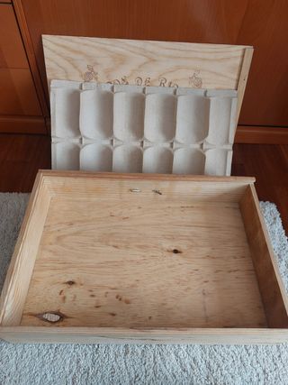 Caja de vino para 6 botellas.