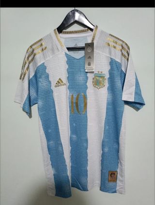 Maglia e statua Maradona
