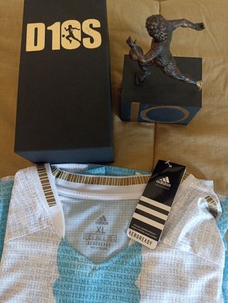 Maglia e statua Maradona