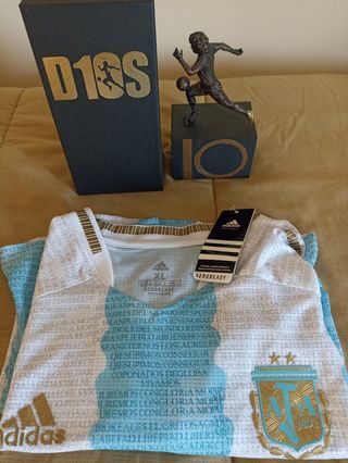 Maglia e statua Maradona
