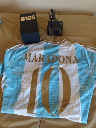 Maglia e statua Maradona