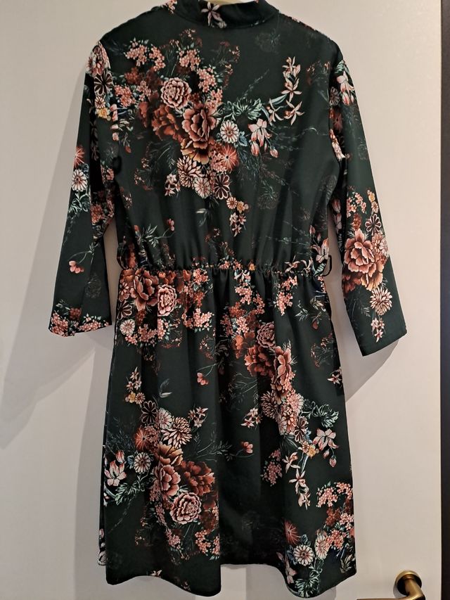 Vestito verde, a fiori rosa, elegante