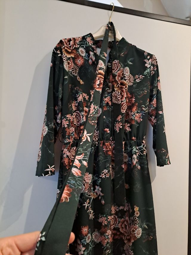Vestito verde, a fiori rosa, elegante