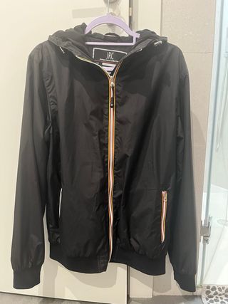 Cazadora chico negra tipo cortavientos