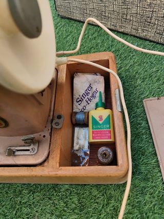 Maquina de coser Singer portátil.