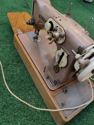 Maquina de coser Singer portátil.