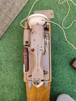 Maquina de coser Singer portátil.