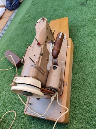 Maquina de coser Singer portátil.