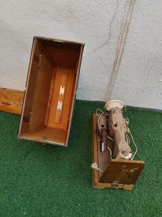 Maquina de coser Singer portátil.