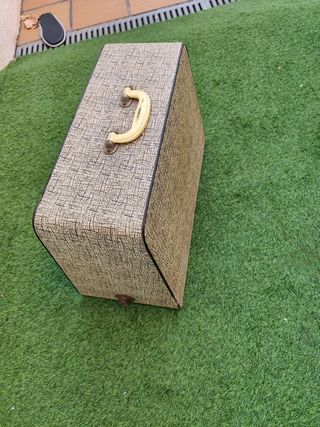 Maquina de coser Singer portátil.