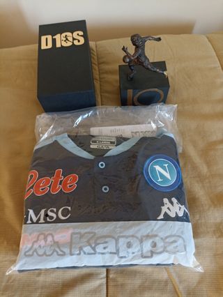 Maglia e statua Maradona