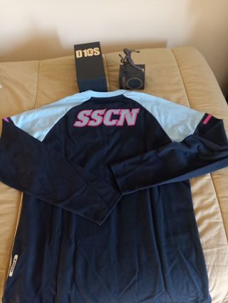 Maglia e statua Maradona