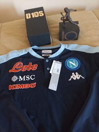 Maglia e statua Maradona