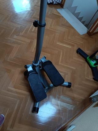 Máquina para pedalear color negro.