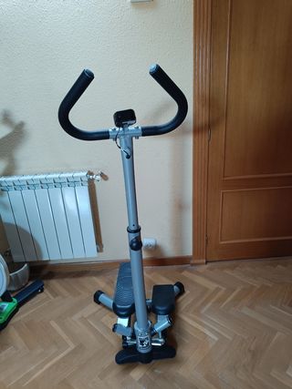 Máquina para pedalear color negro.