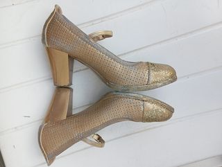 Tacones dorados