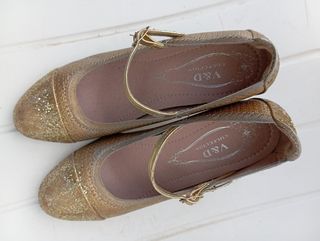 Tacones dorados