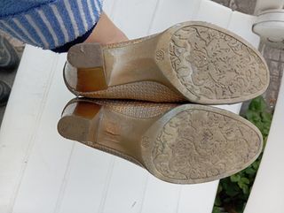 Tacones dorados