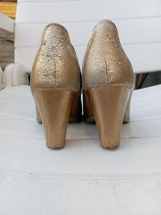 Tacones dorados