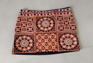 Falda con bordados