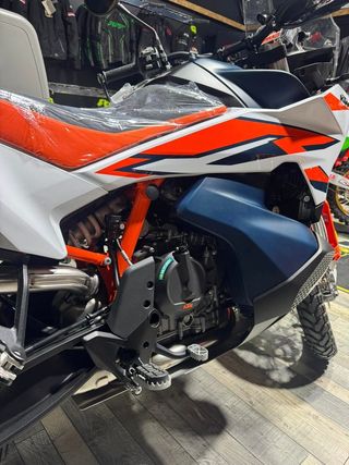 KTM ADVENTURE 890 R  .