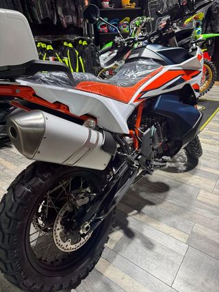 KTM ADVENTURE 890 R  .