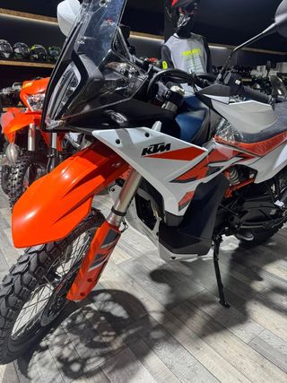KTM ADVENTURE 890 R  .