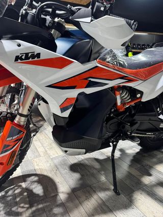 KTM ADVENTURE 890 R  .
