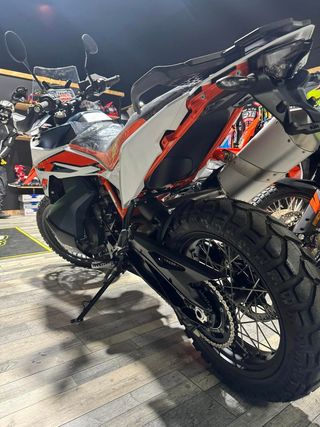 KTM ADVENTURE 890 R  .