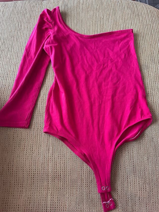 Body rosa hombro descubierto Bershka de segunda mano por 4,5 EUR