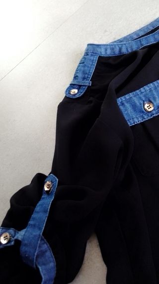 Blusa negra y vaquera