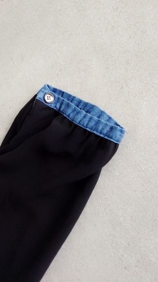 Blusa negra y vaquera