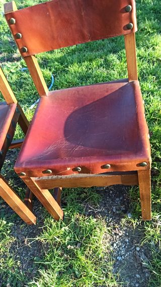 Sillas de madera y cuero vintage