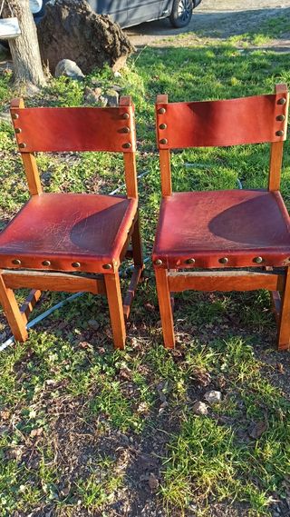 Sillas de madera y cuero vintage