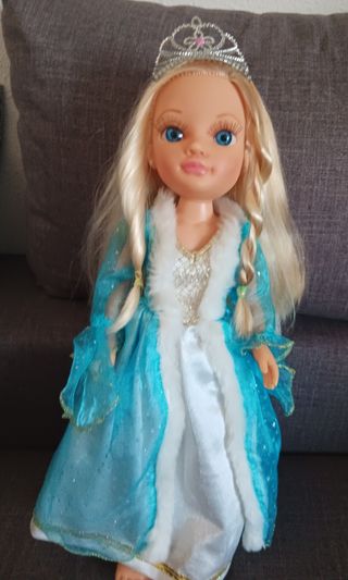 Nancy con carrito súper, registradora y