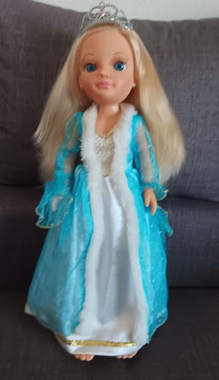 Nancy con carrito súper, registradora y