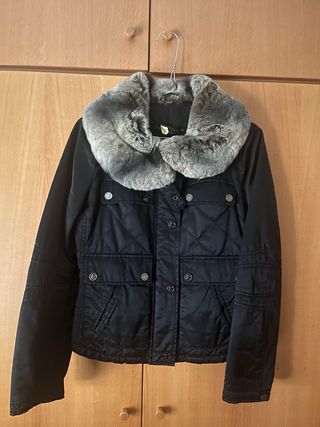 Cazadora negra pelo cuello de Purificacion Garcia