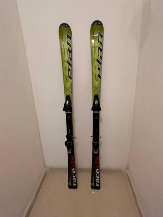 Esquís Elan SLX 165 cm con fijaciones.