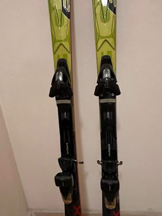 Esquís Elan SLX 165 cm con fijaciones.