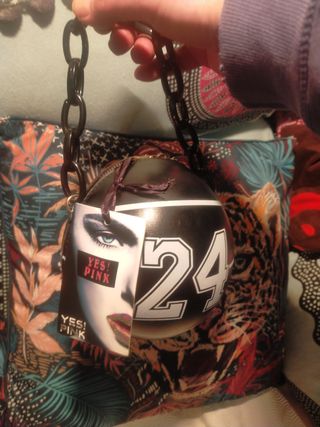 Bolso de mano,balón de basket 