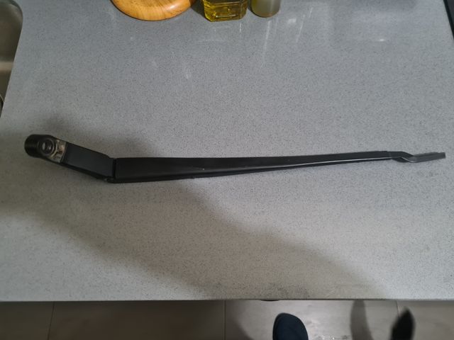 Brazo limpiaparabrisas delantero izq toyota auris
