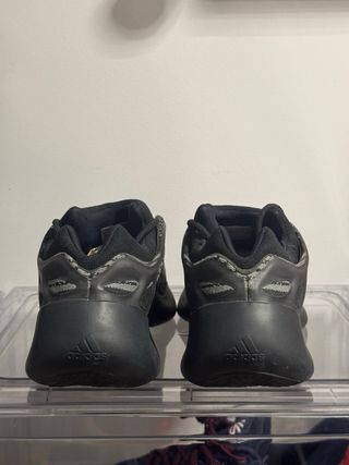 Yeezy 700 V3 Dark Glow Talla 42 2/3