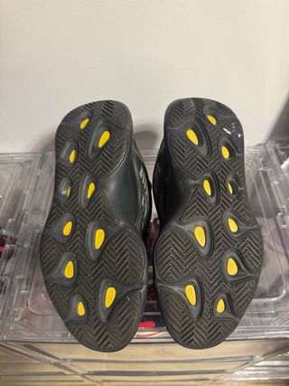 Yeezy 700 V3 Dark Glow Talla 42 2/3