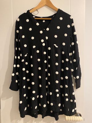 Vestido negro con topos blancos Zara