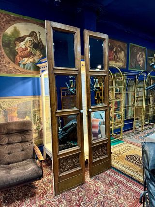 Puertas antiguas con espejos biselados